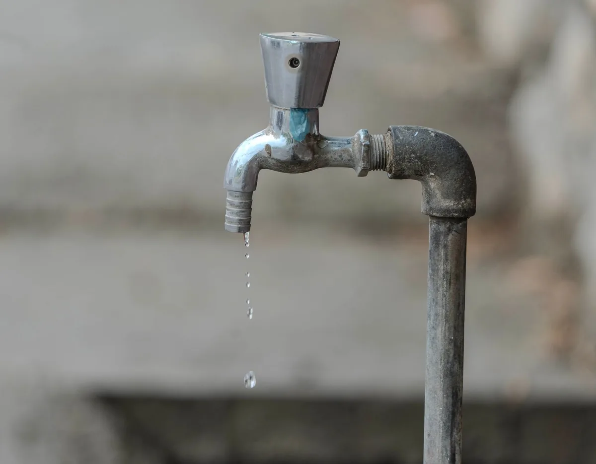 CRISIS EN EL SERVICIO | Lluvia intensa y canillas secas: bronca vecinal por cortes de ABSA