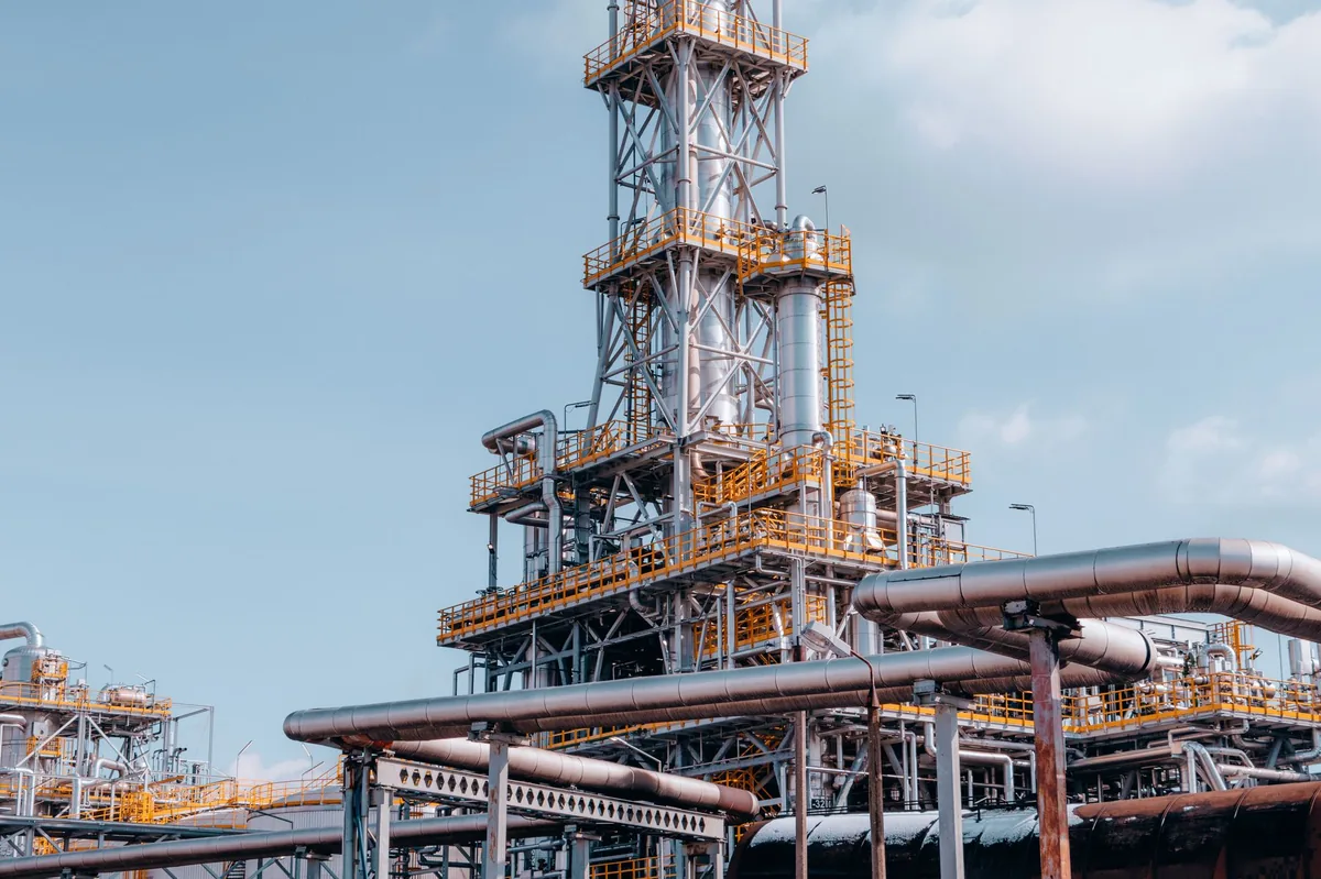 YPF en alerta: la Justicia exige reparar los daños en el Polo Petroquímico