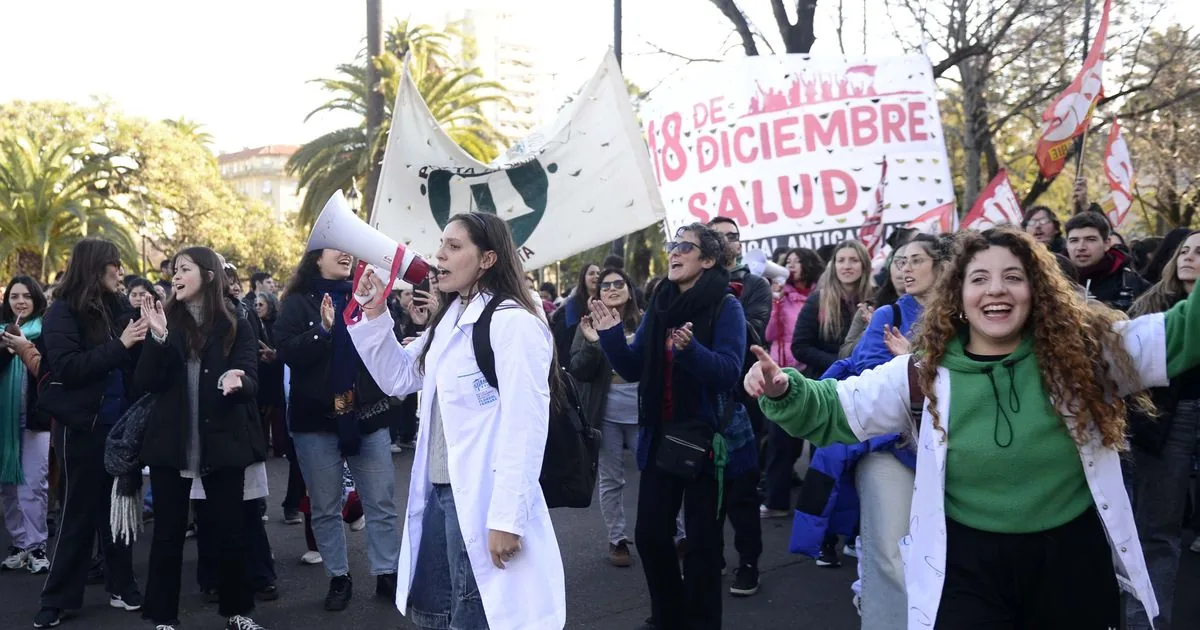 CONFLICTO EN LA SALUD PÚBLICA | Residentes de toda la provincia marchan en La Plata por salarios y mejores condiciones