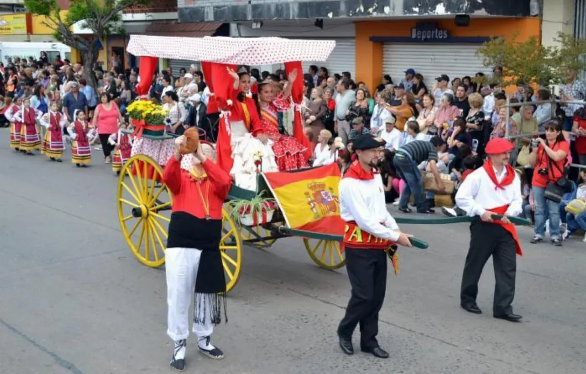 FIESTA DEL INMIGRANTE | Berisso celebra el gran cierre de su tradicional desfile cultural