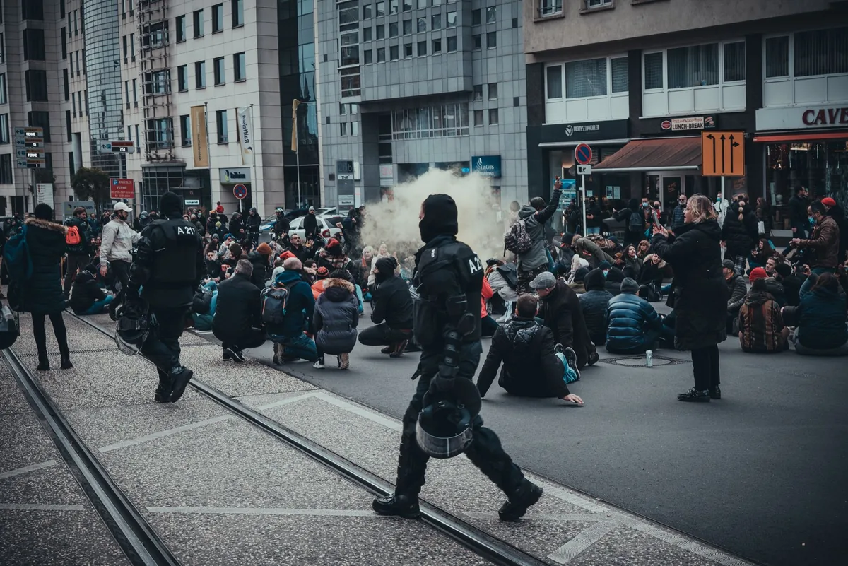 TENSIÓN EN LAS CALLES DE FRANCIA | El alcalde que frenó a la policía en París y emergió como líder de las protestas