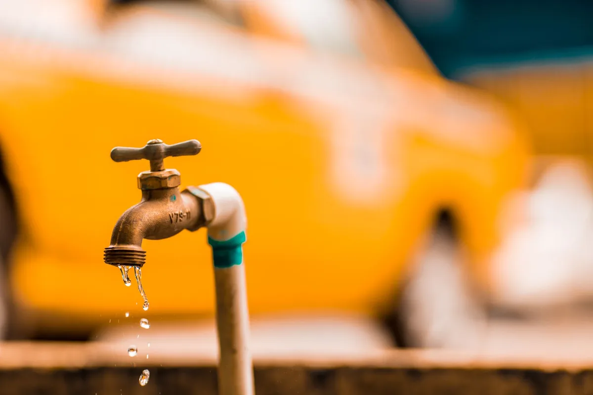 RECLAMO VECINAL EN ZONA NORTE | Pérdida de agua sin reparar en Gonnet desata la bronca de los frentistas