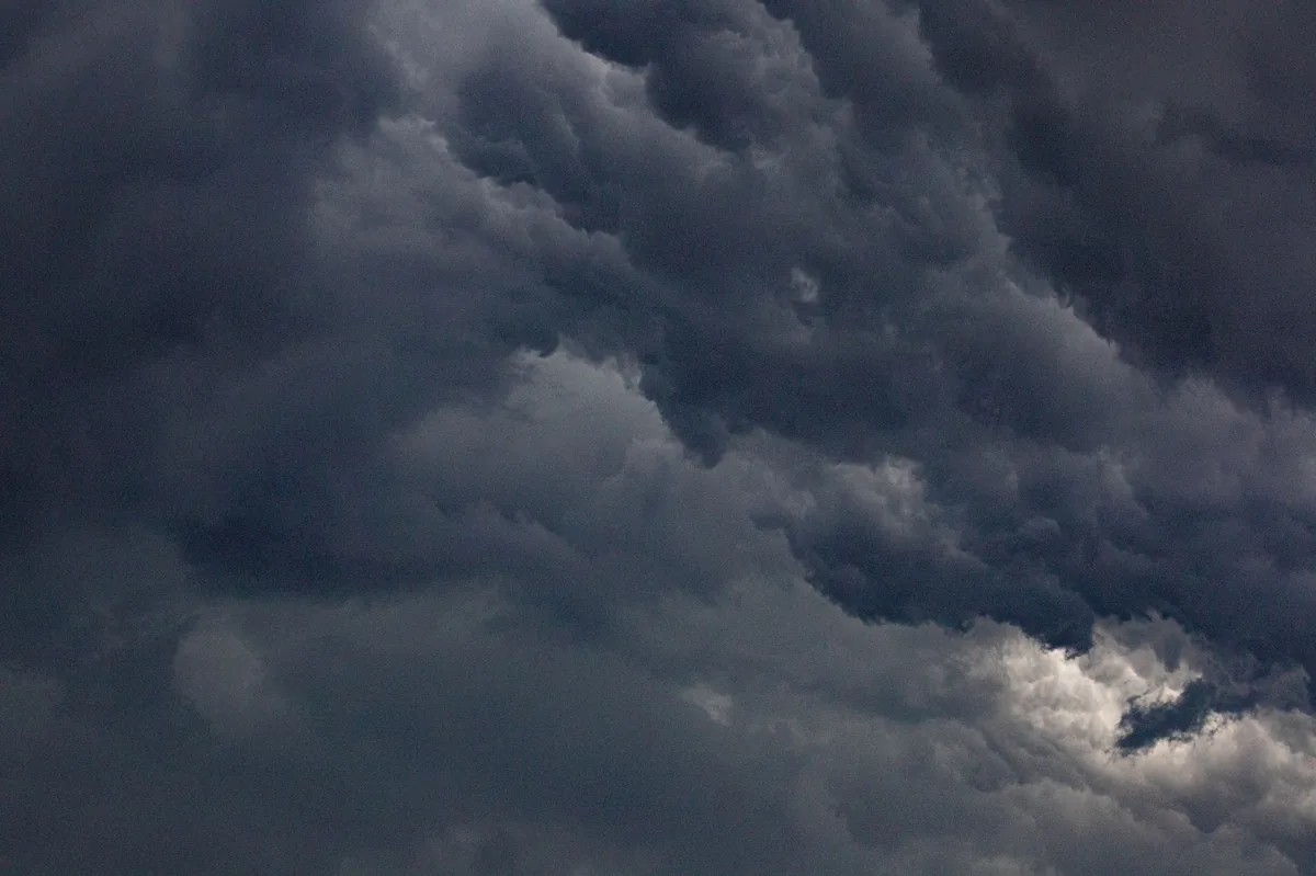 CLIMA EXTREMO EN LA REGIÓN | Demora en las tormentas pero rige el alerta naranja en La Plata