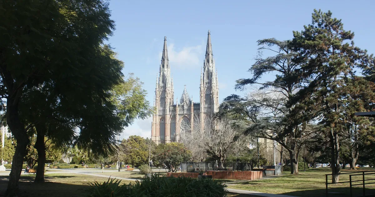 MEMORIA URBANA | El olvidado acuario de Plaza Moreno: peces dorados, vandalismo y un final anunciado