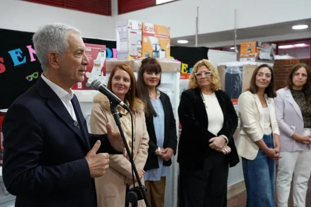 Alak entregó equipamiento de cocina a 32 escuelas del distrito