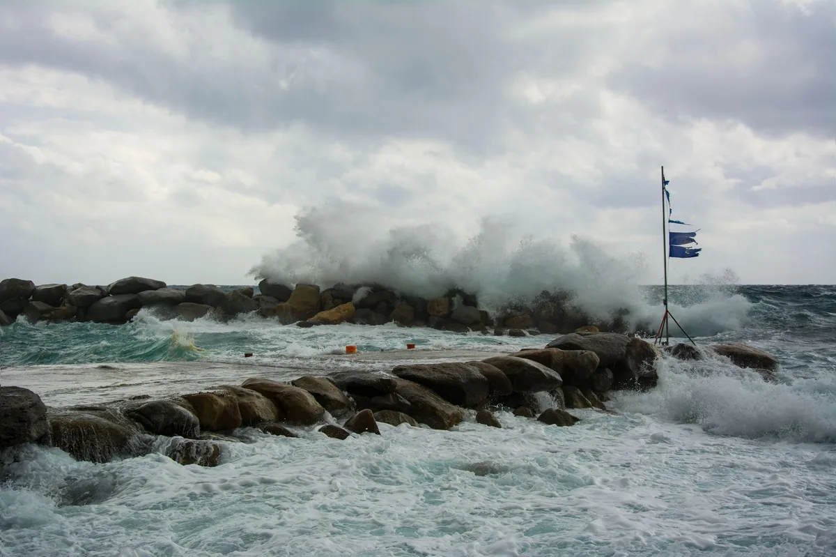 IMPACTO EN LA COSTA ATLÁNTICA | Temporal y sudestada en Mar del Plata y Pinamar: calles anegadas y ráfagas de 70 km/h