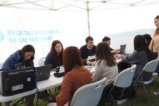 ESTADO PRESENTE | El Municipio lleva trámites y salud a Villa Elisa con un operativo integral