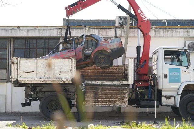 OPERATIVOS URBANOS | La Plata ya retiró más de 2.600 autos abandonados de las calles