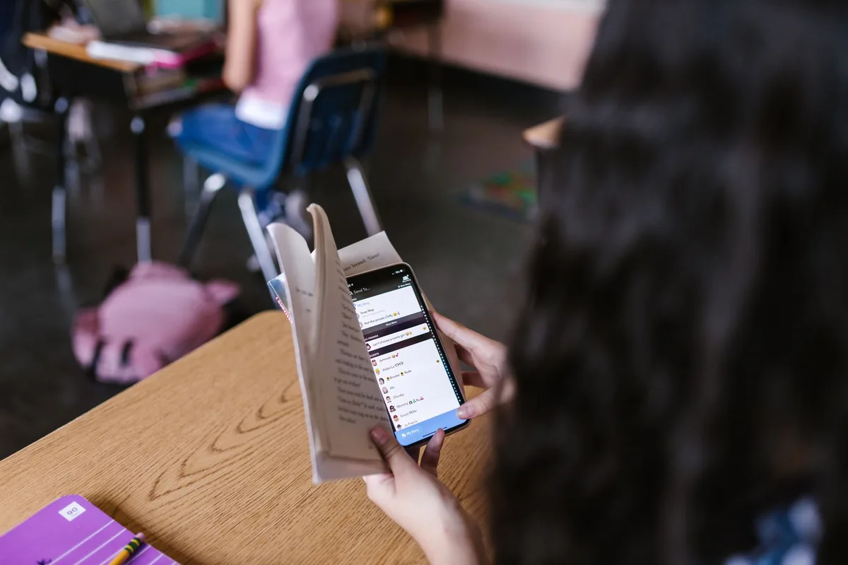 Celulares en las aulas: colegios privados piden respaldo legal y autonomía