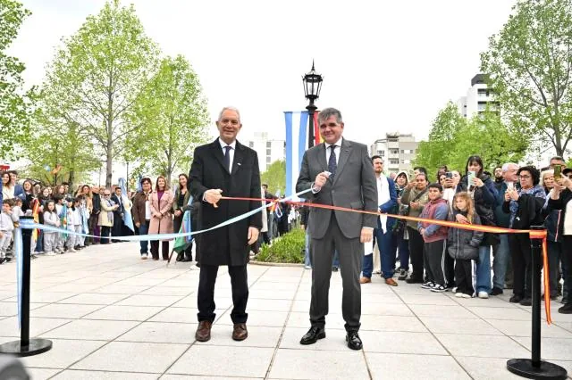 PATRIMONIO URBANO | Con una masiva fiesta cultural, Alak e invitados inauguraron la renovada Plaza España